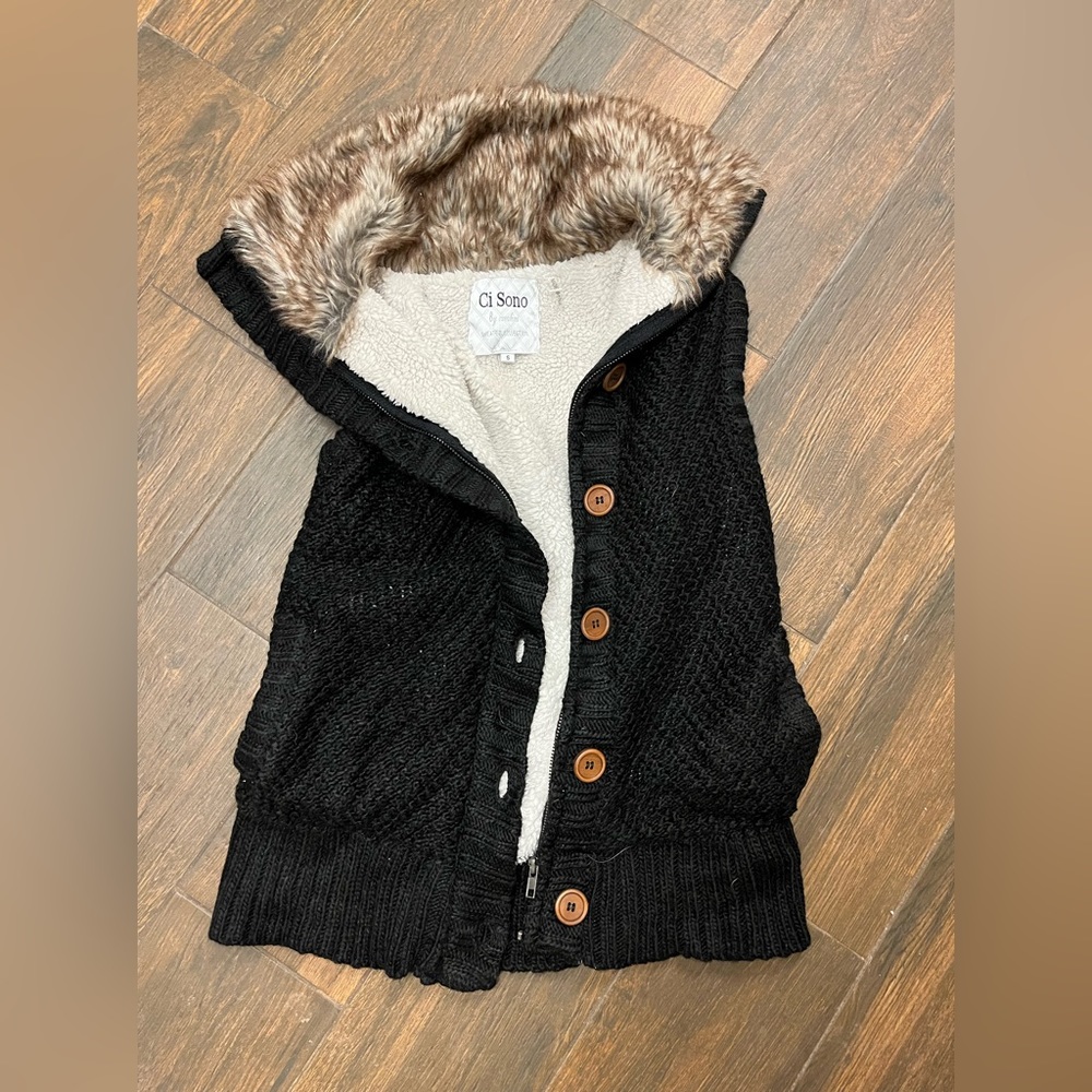✨Ci Sono brand faux fur collar black vest/cardigan! Size small!✨